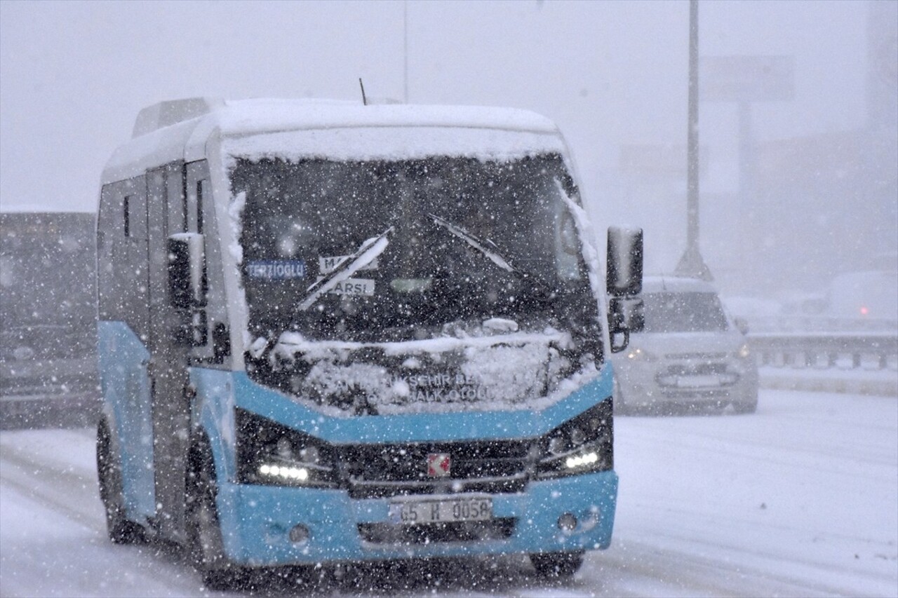 Van'da sabah saatlerinde etkili olan kar yağışı ve tipi nedeniyle sürücüler zor anlar...