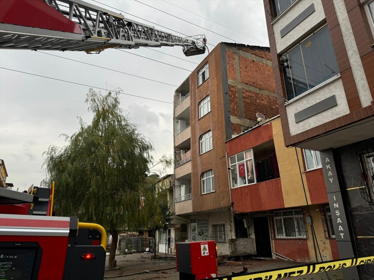 Başakşehir'de çıkan yangın 2 binanın çatısına zarar verdi.