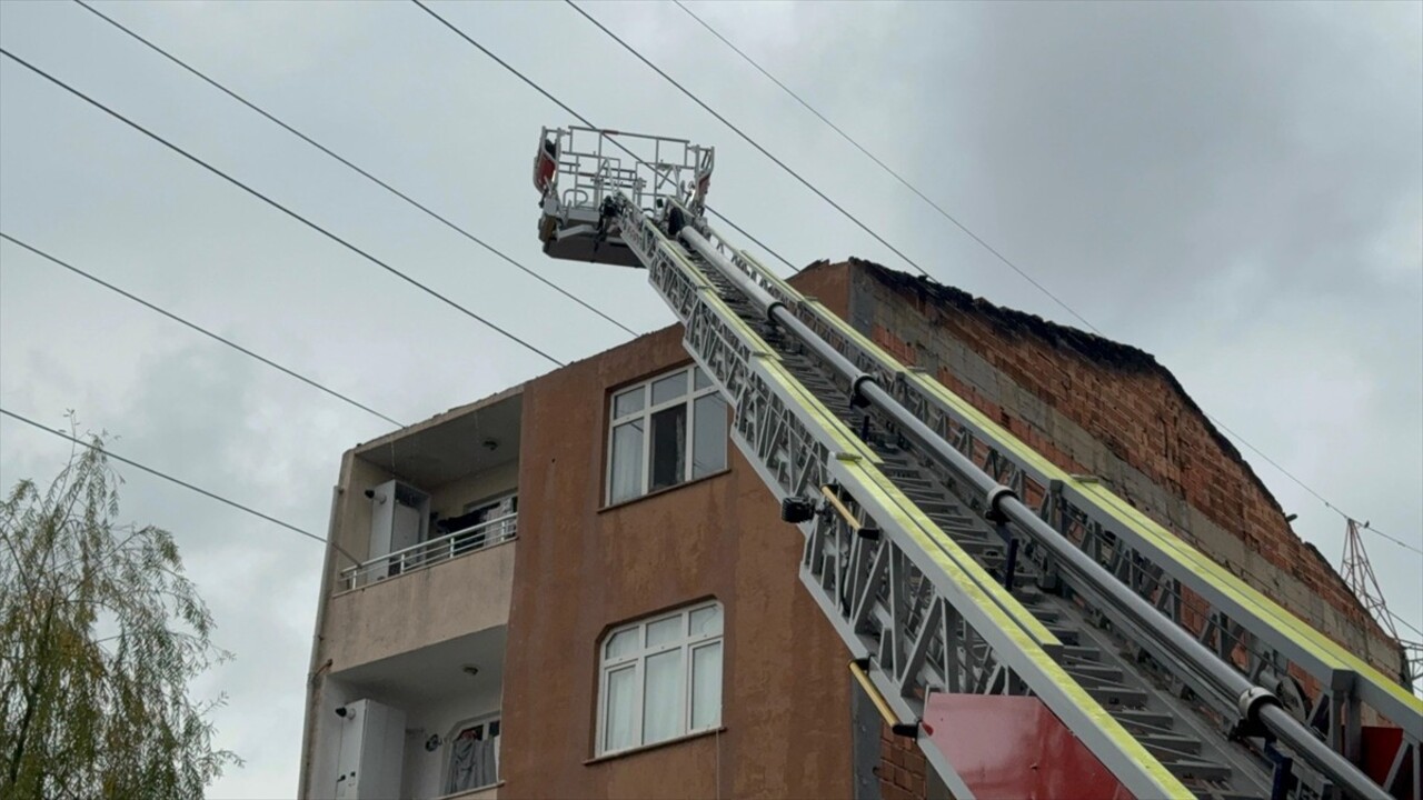 Başakşehir'de çıkan yangın 2 binanın çatısına zarar verdi.