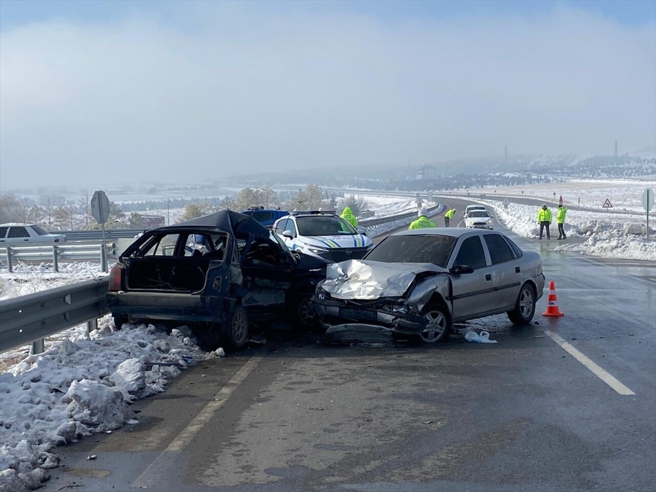 Kahramanmaraş'ın Afşin ilçesinde iki otomobilin çarpışması sonucu 1 kişi öldü, 4 kişi...