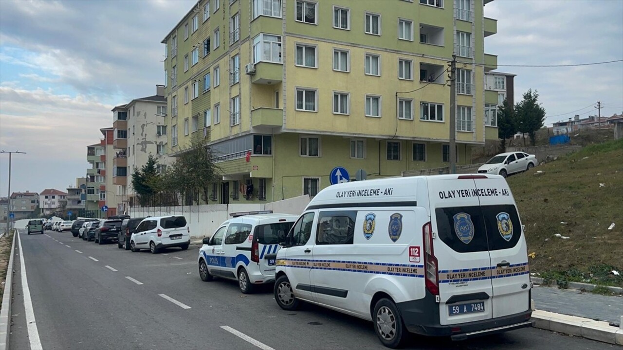 Tekirdağ'ın Çorlu ilçesinde babası tarafından tabancayla vurulan kişi hastaneye kaldırıldı. Polis...