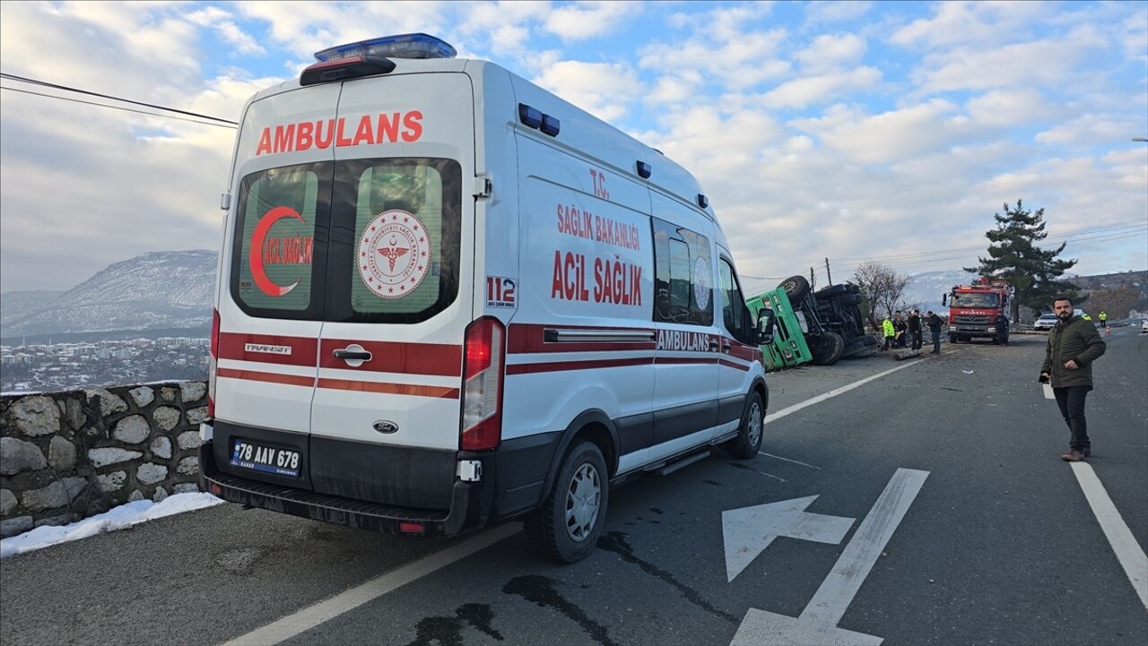 Karabük'ün Safranbolu ilçesinde tomruk yüklü kamyonun devrilmesi sonucu 2 kişi hayatını...