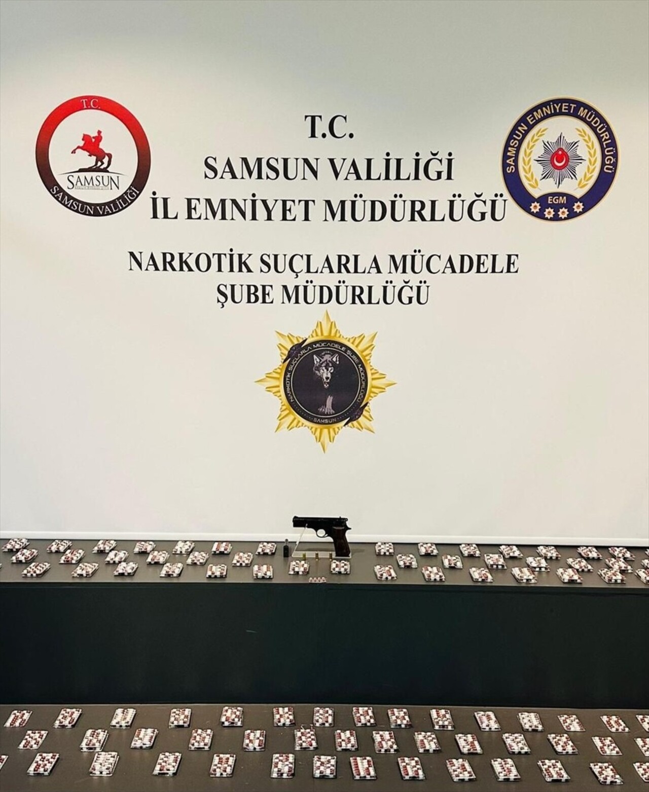 Samsun'un merkez İlkadım ilçesinde düzenlenen silah ve uyuşturucu operasyonunda 3 şüpheli...