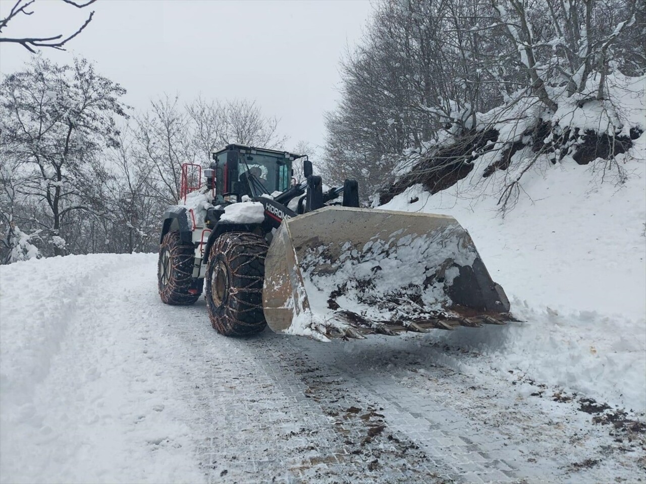 Tokat'ta kar nedeniyle yolu kapanan yaylalarda mahsur kalan 6 kişi kurtarıldı.