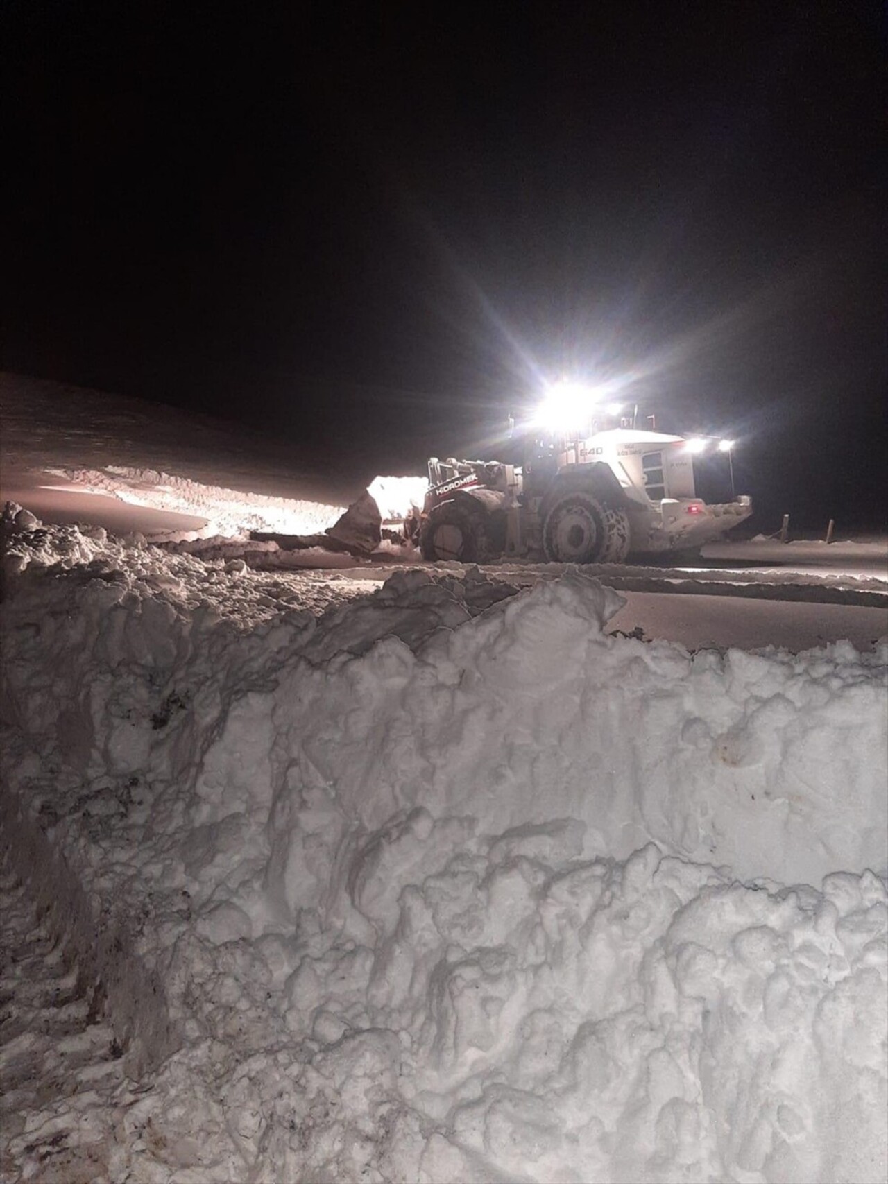 Tokat'ta kar nedeniyle yolu kapanan yaylalarda mahsur kalan 6 kişi kurtarıldı.