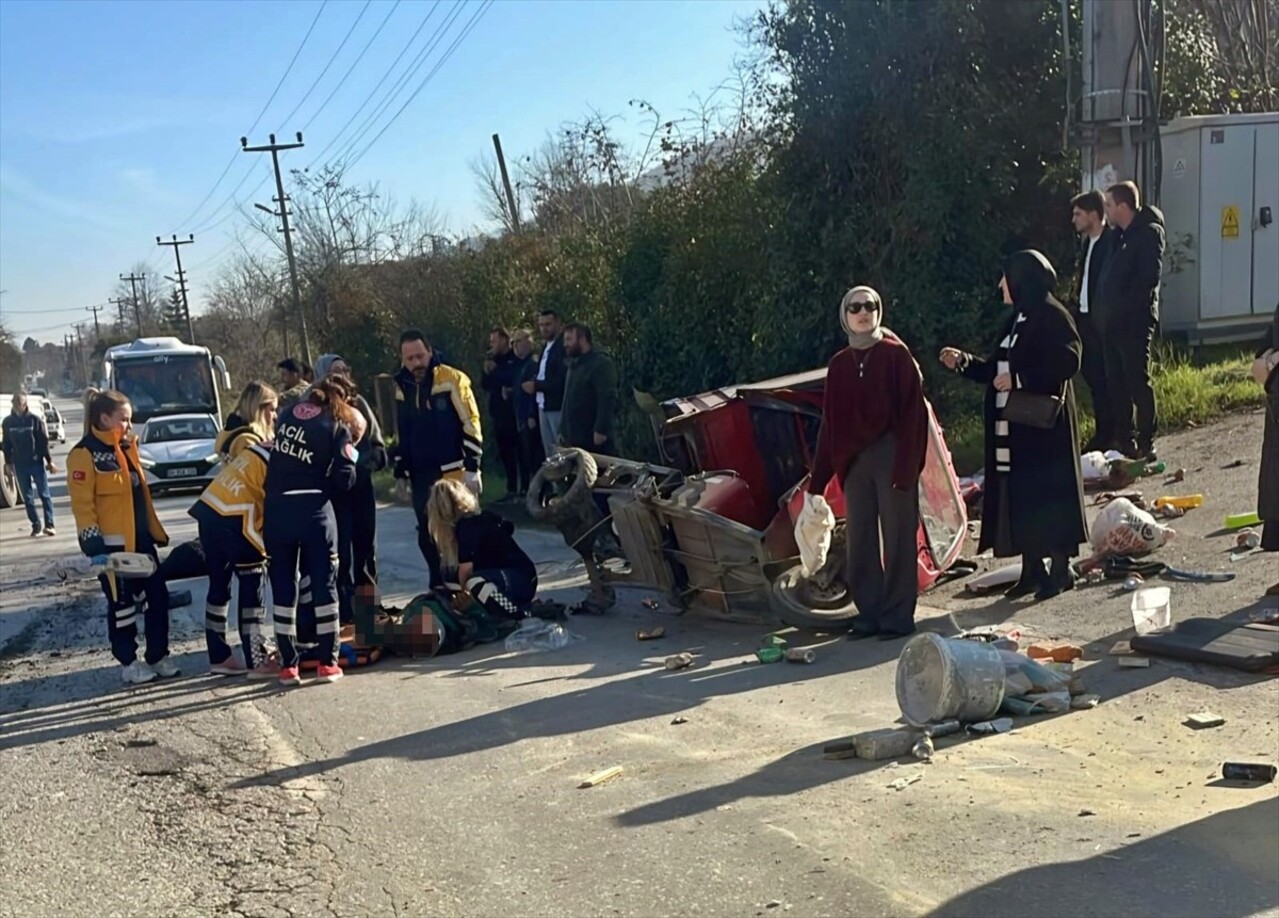 Sakarya'nın Sapanca ilçesinde kamyonetle çarpışan elektrikli motosikletin sürücüsü yaşamını...