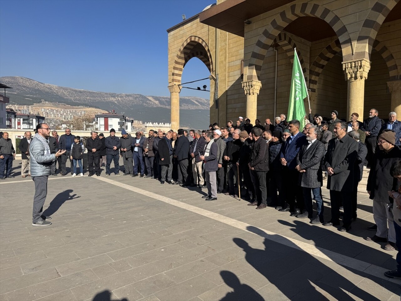 Kahramanmaraş Platformunca, Gazze ve savaş bölgelerine destek amacıyla, Abdulhamithan Camii önünde...