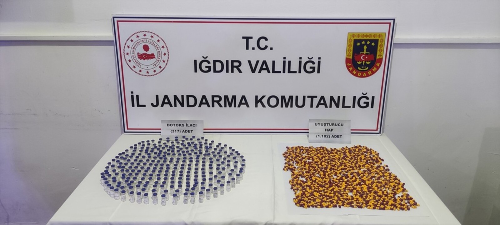 Iğdır'da düzenlenen gümrük kaçağı botoks ilacı operasyonunda gözaltına alınan 4 zanlı tutuklandı....