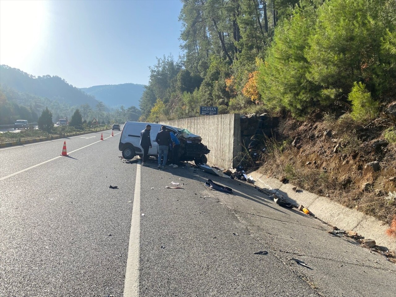 Muğla'nın Marmaris ilçesinde kamyonetin yol kenarındaki istinat duvarına çarpması sonucu 2 çocuk...