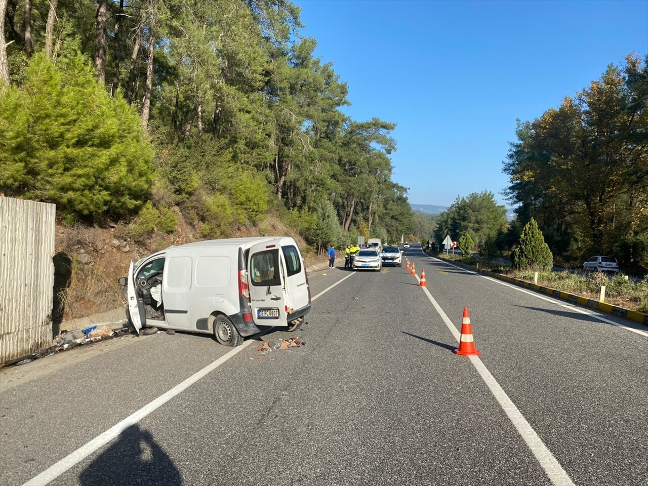 Muğla'nın Marmaris ilçesinde kamyonetin yol kenarındaki istinat duvarına çarpması sonucu 2 çocuk...