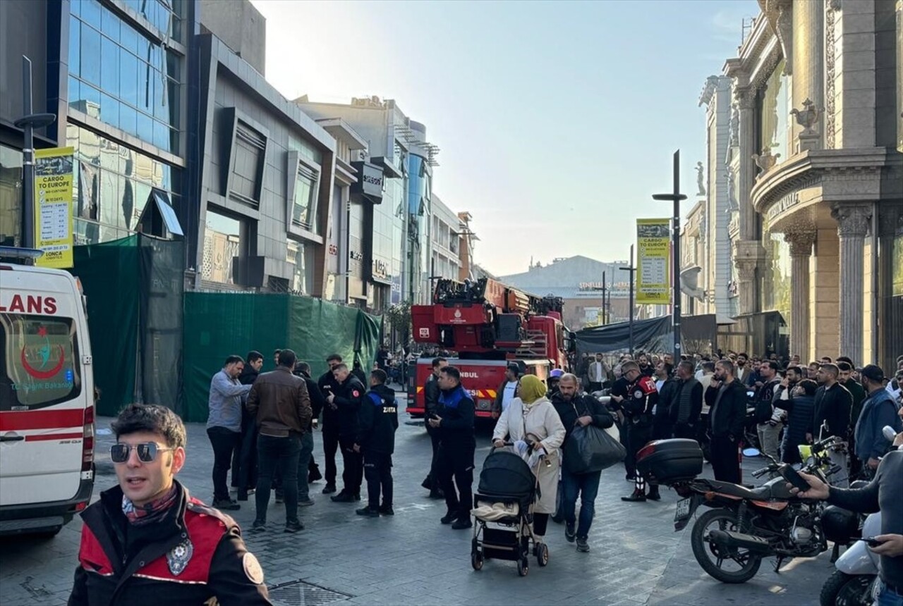  Güngören'de bir süre önce boşaltılan binanın yıkımı esnasında kısmen çökmese sebebiyle 2 işçi...