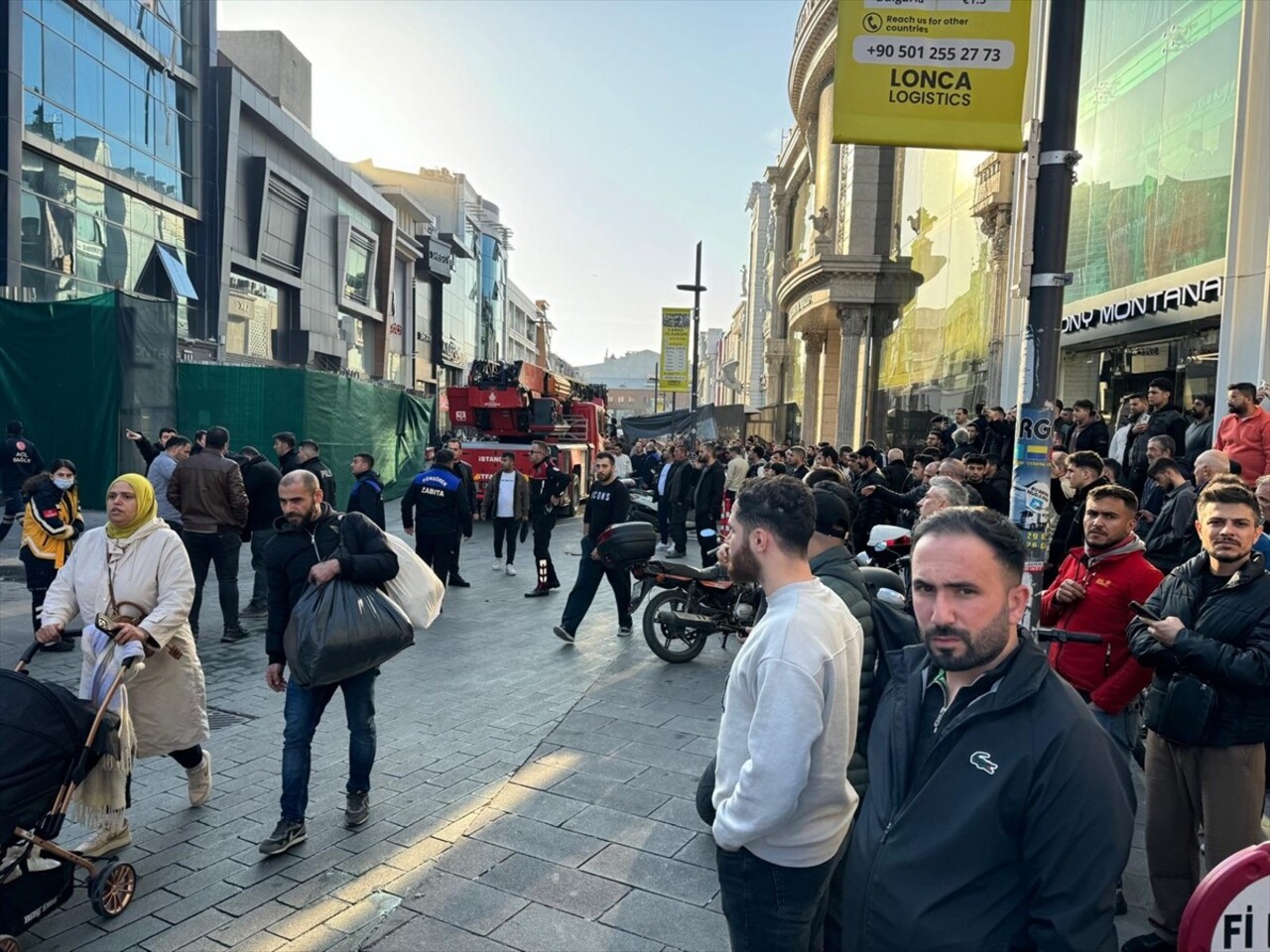  Güngören'de bir süre önce boşaltılan binanın yıkımı esnasında kısmen çökmese sebebiyle 2 işçi...