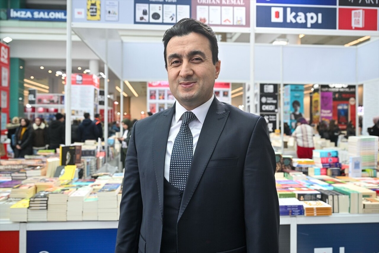 Bu yıl 21'incisi gerçekleştirilen Ankara Kitap Fuarı, 400'e yakın yayın evi ve 800'ün üstünde...