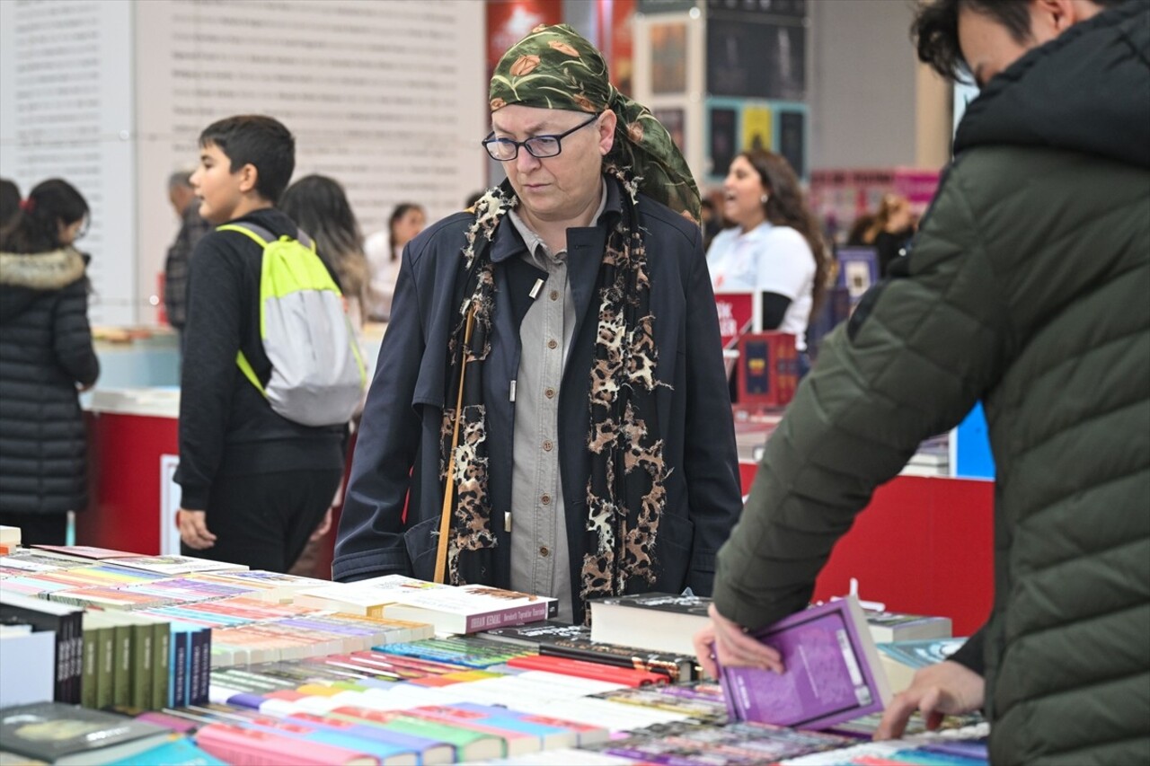 Bu yıl 21'incisi gerçekleştirilen Ankara Kitap Fuarı, 400'e yakın yayın evi ve 800'ün üstünde...