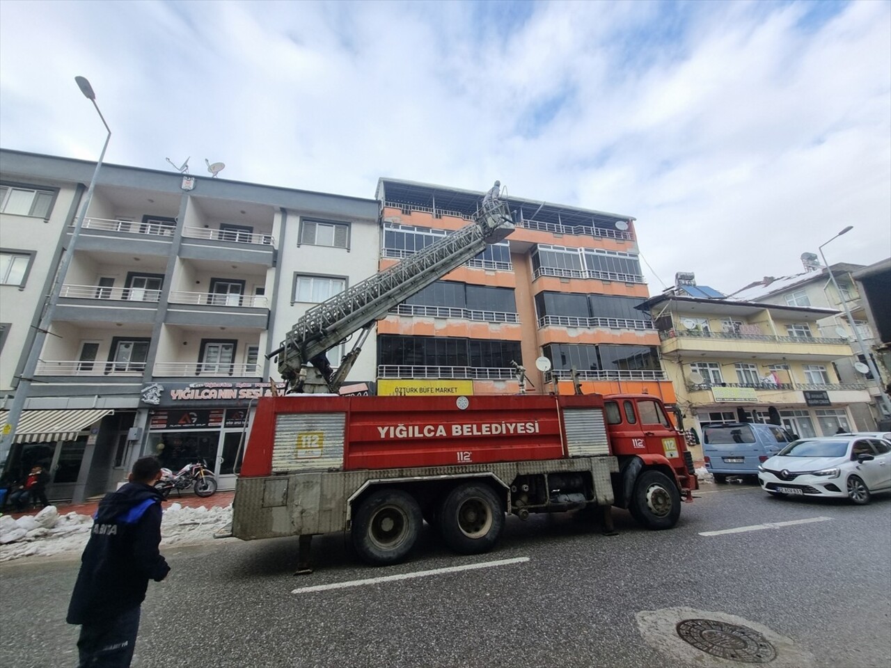 Düzce'nin Yığılca ilçesinde 5 katlı apartmanın terasında mahsur kalan köpeğin yardımına itfaiye...