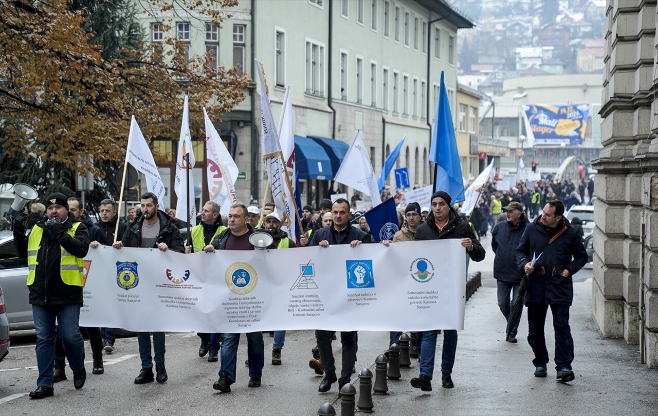 Bosna Hersek'in başkenti Saraybosna'da 7 sendikanın üyeleri, maaş artışı talebiyle protesto...