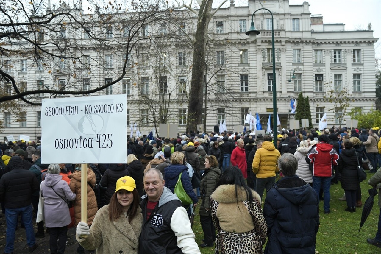 Bosna Hersek'in başkenti Saraybosna'da 7 sendikanın üyeleri, maaş artışı talebiyle protesto...