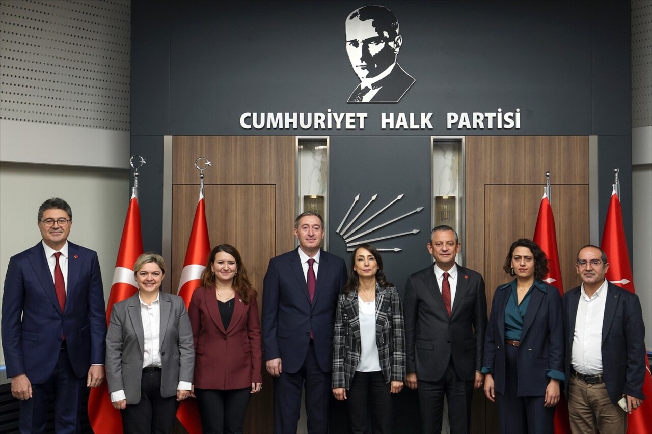 CHP Genel Başkanı Özgür Özel (sağ 3), partisinin genel merkezinde, DEM Parti Eş Genel Başkanları...