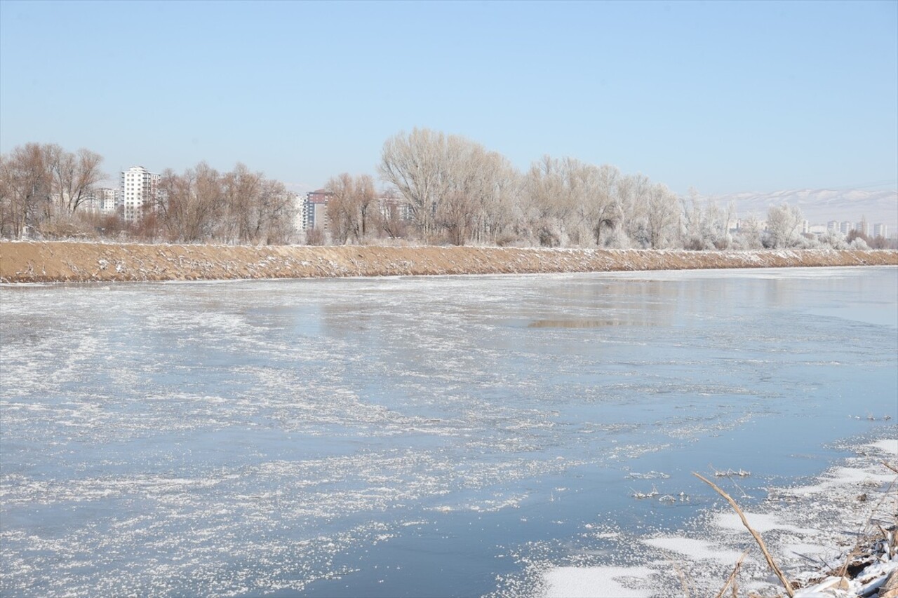 Sivas'ta etkisini gösteren soğuk hava nedeniyle Türkiye'nin en uzun nehri Kızılırmak'ın yüzeyi...