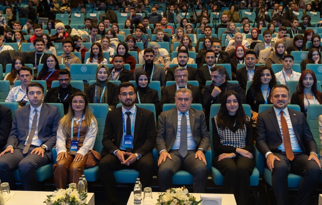 Gençlik ve Spor Bakanı Osman Aşkın Bak, Gençlik ve Spor Bakanlığı'nın merkez binasında Üniversite...