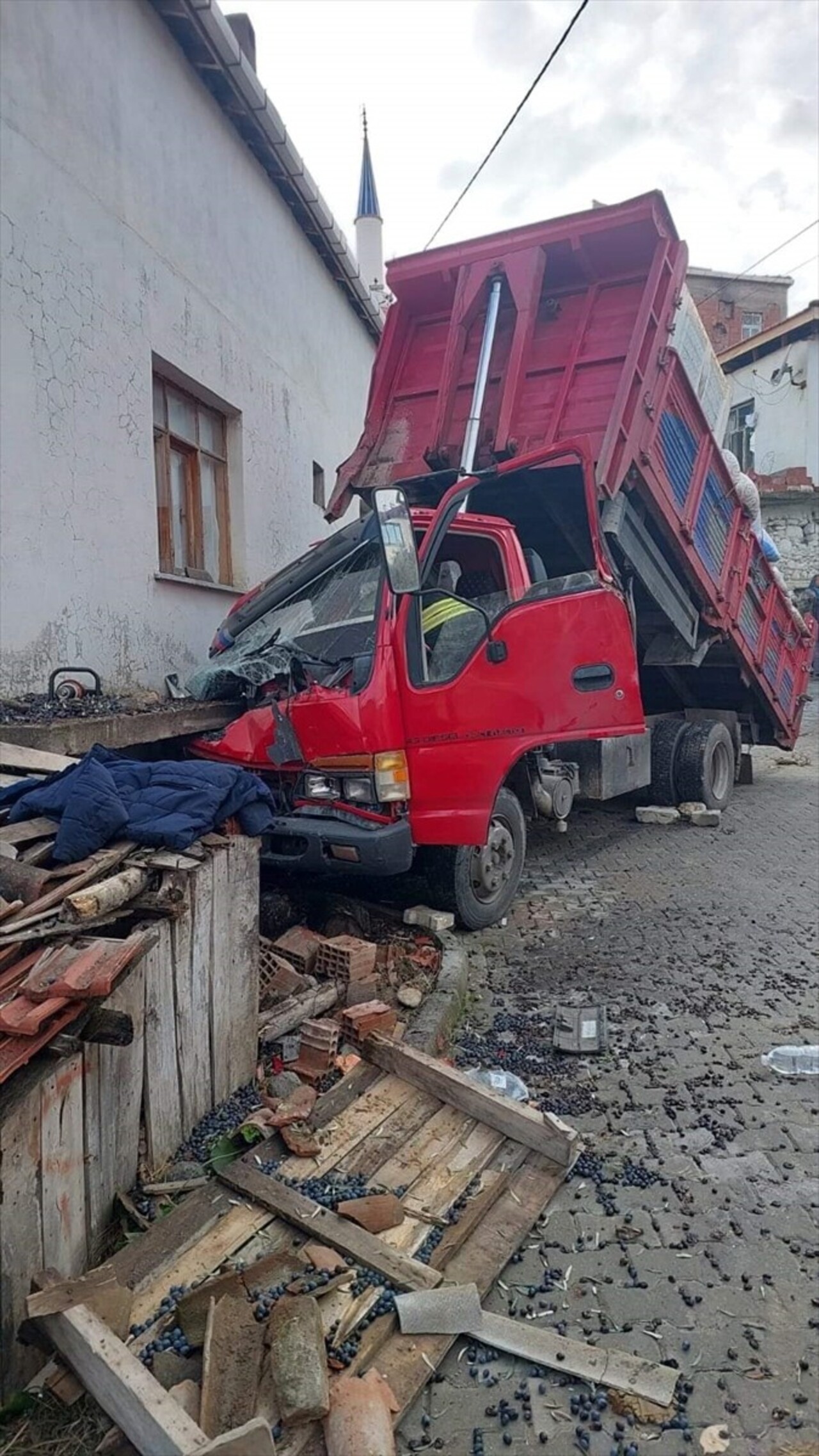 Manisa'nın Gördes ilçesinde kamyonetin bir evin balkon çıkıntısına çarpması sonucu 1 kişi hayatını...