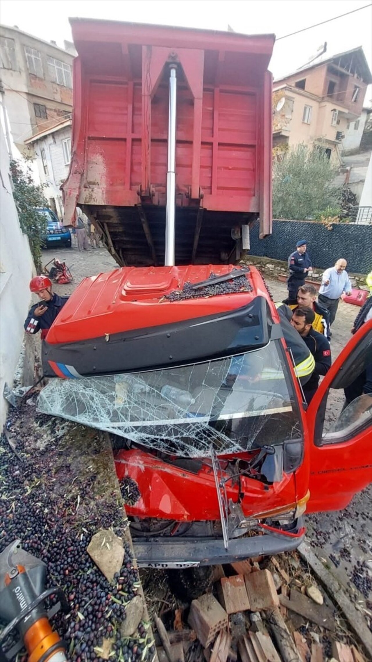 Manisa'nın Gördes ilçesinde kamyonetin bir evin balkon çıkıntısına çarpması sonucu 1 kişi hayatını...