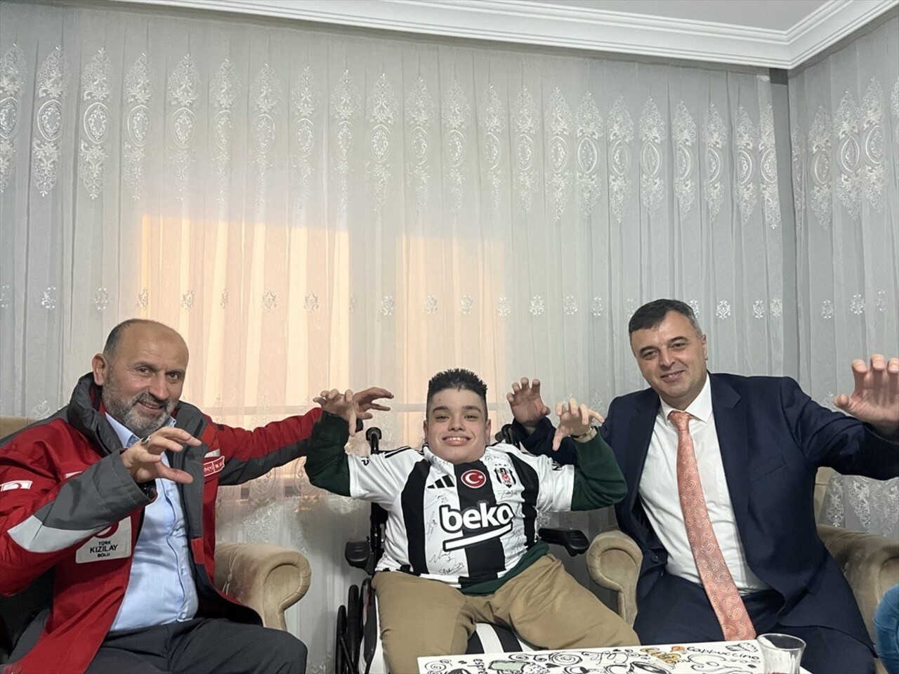 Bolu'da evde eğitim gören engelli öğrencilere, taraftarı oldukları Beşiktaş takımının imzalı...