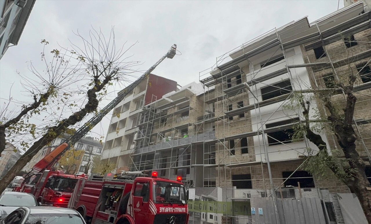 Fatih'te, inşaat halindeki binadan başlayıp, bitişiğindeki boş apartmana sıçrayan yangın itfaiye...