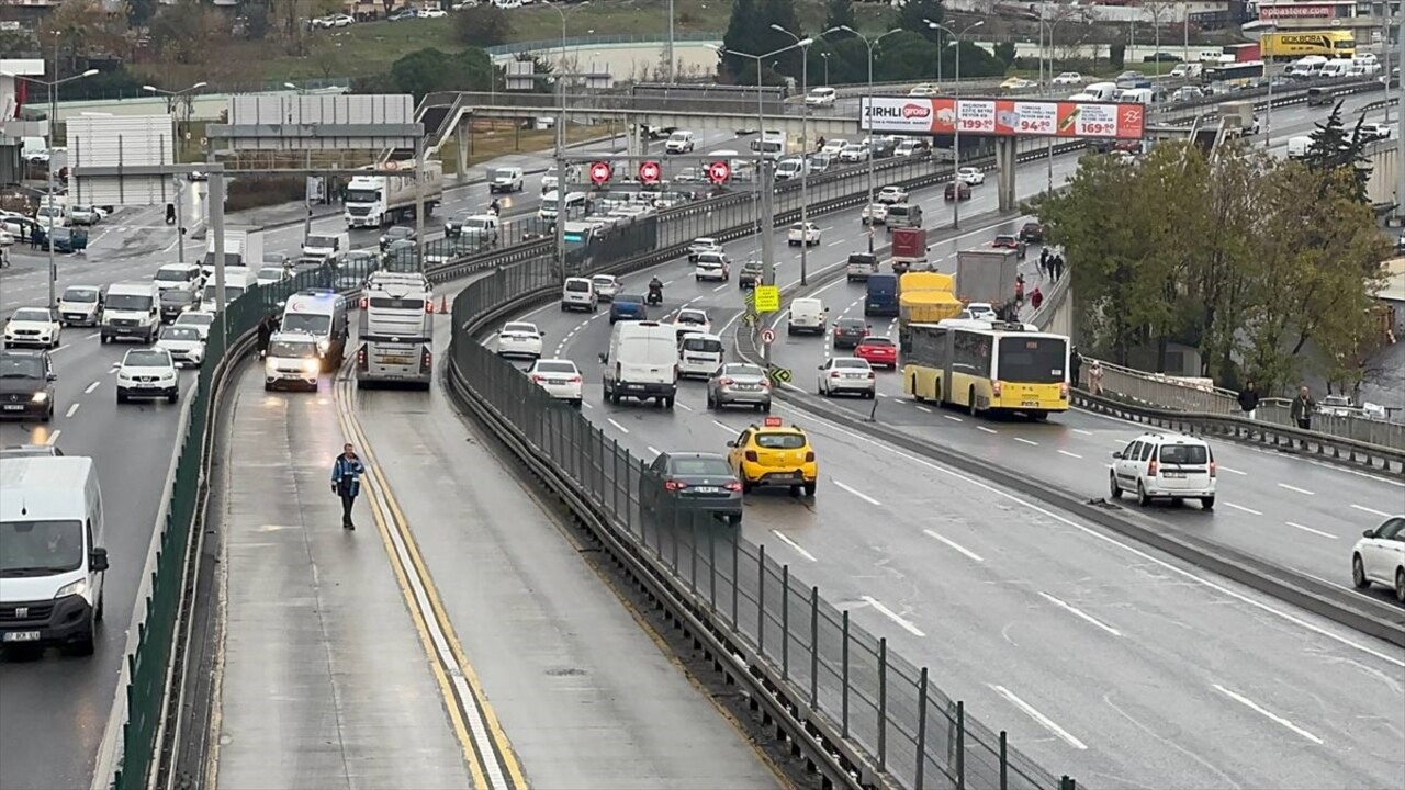 Esenyurt'ta yerinden fırlayan rögar kapağının seyir halindeki metrobüsün kapısını kırması sonucu...