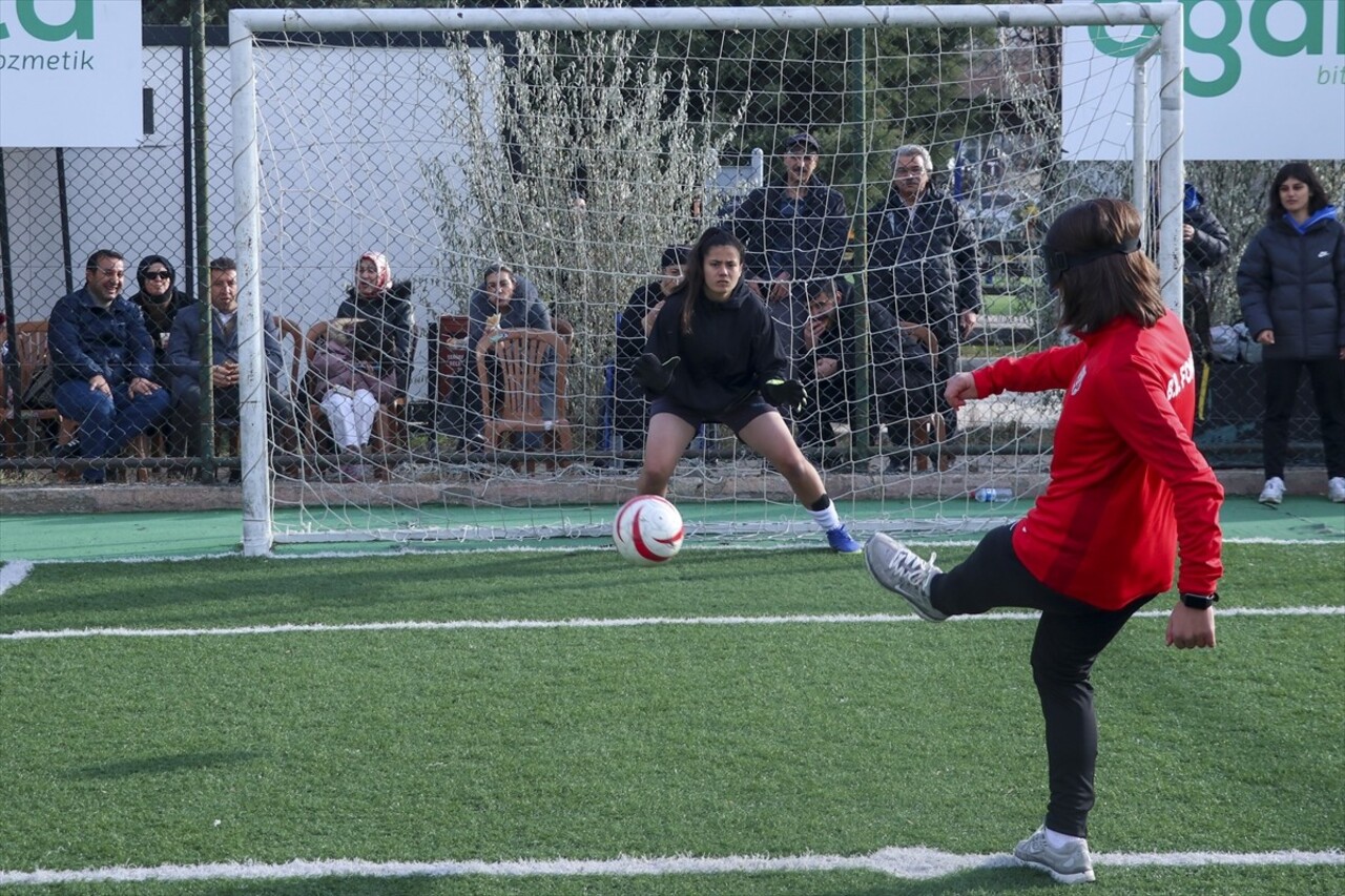 Ankara Büyükşehir Belediyesi FOMGET Kadın Futbol Takımı, 3 Aralık Dünya Engelliler Günü...