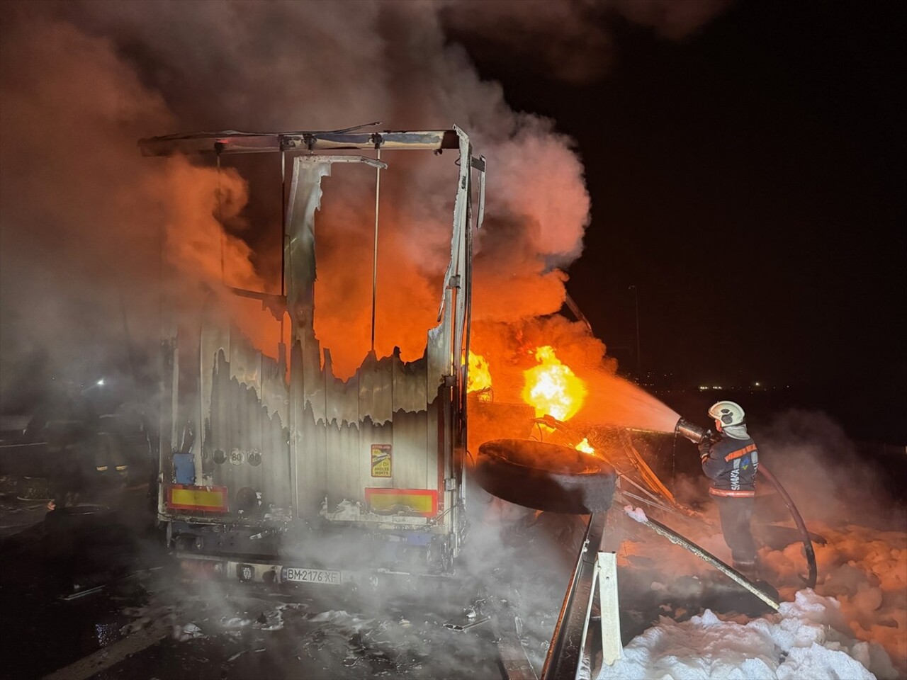 Kuzey Marmara Otoyolu Sakarya kesiminde lastik yüklü dorsede çıkan yangın hasara neden oldu.