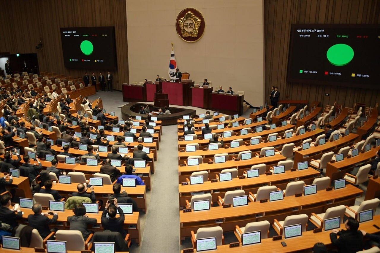 Güney Kore'de parlamento, Devlet Başkanı Yoon Suk Yeol'un ilan ettiği sıkıyönetimin kaldırılmasını...