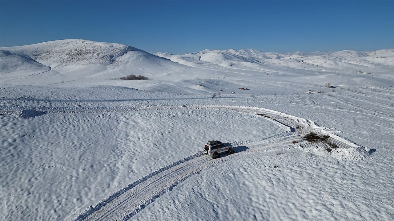 Bayburt'ta 112 Acil Servis ekipleri, kar nedeniyle yolu kapanan köy ve mezralardaki hastalara...