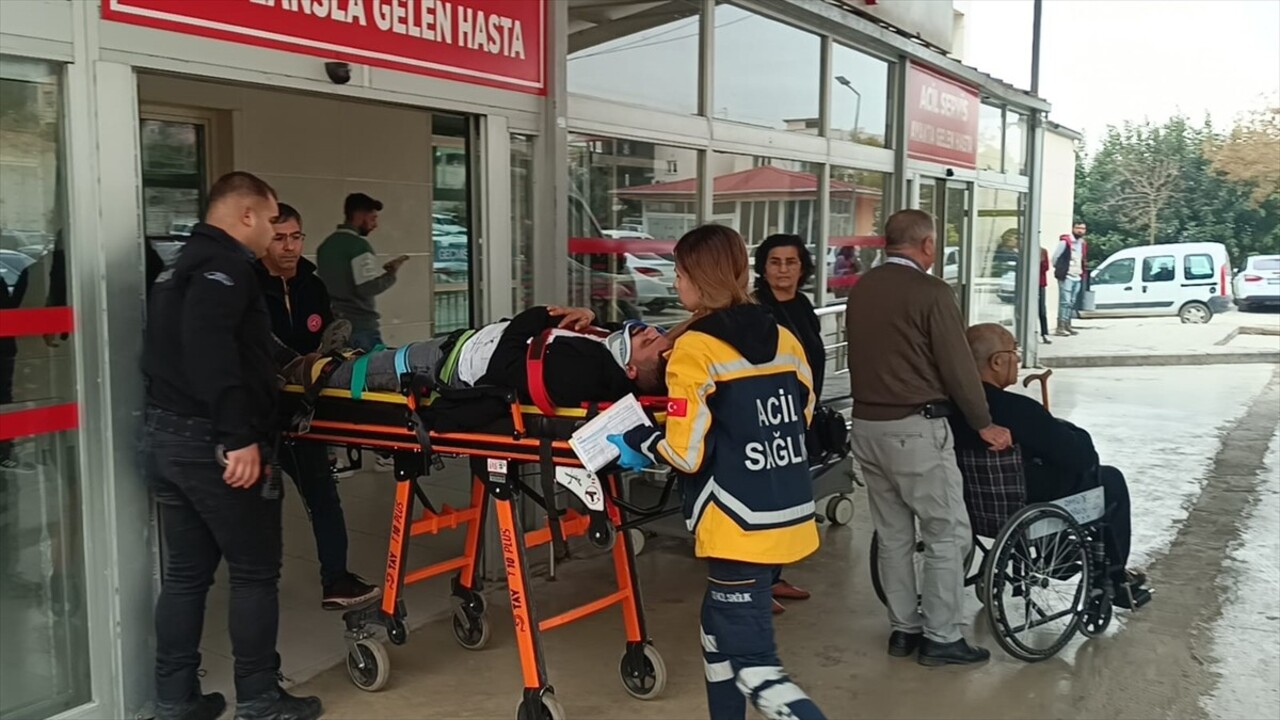 Adana'nın Kozan ilçesinde otomobil ile kamyonetin çarpışması sonucu 6 kişi yaralandı. Yaralanan 2...