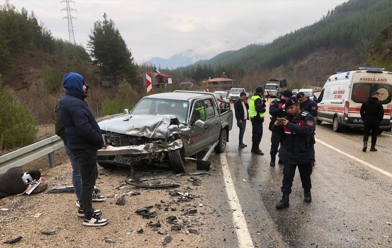 Adana'nın Kozan ilçesinde otomobil ile kamyonetin çarpışması sonucu 6 kişi yaralandı. Yaralanan 2...