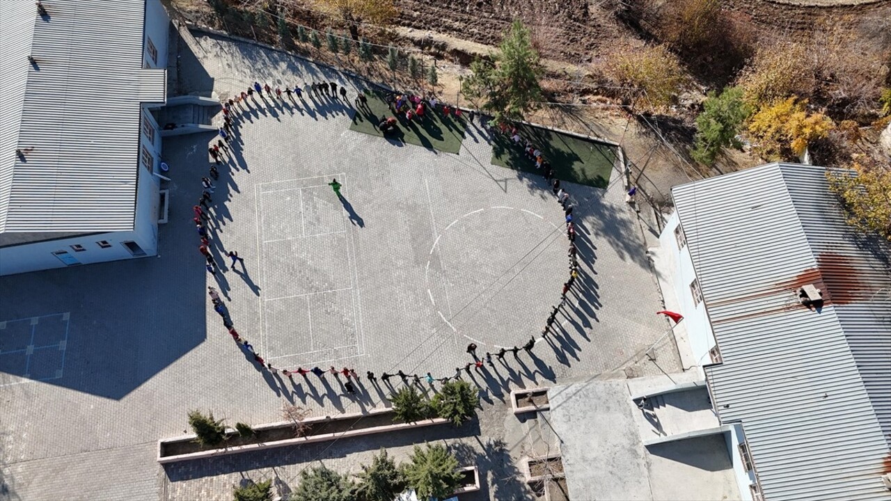 Adıyaman'a Bursa'dan gönüllü gelen gençler, Kahta ilçesindeki köy okuluna kırtasiye yardımında...