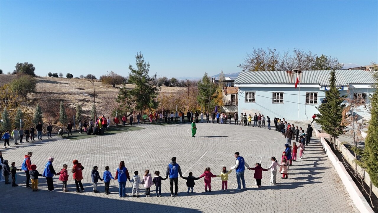 Adıyaman'a Bursa'dan gönüllü gelen gençler, Kahta ilçesindeki köy okuluna kırtasiye yardımında...