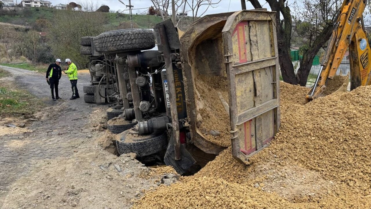 Beylikdüzü'nde İSKİ'nin altyapı çalışması sırasında yolun bir kısmında oluşan çökme sonucu...