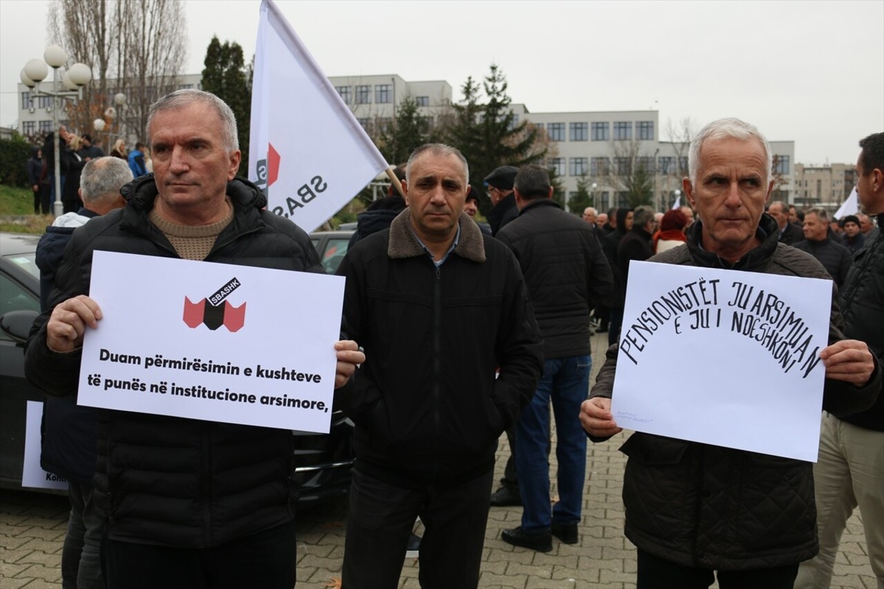 Kosova'da yüzlerce öğretmen, toplu sözleşmenin imzalanmamasını protesto etmek ve gelecek yıl...