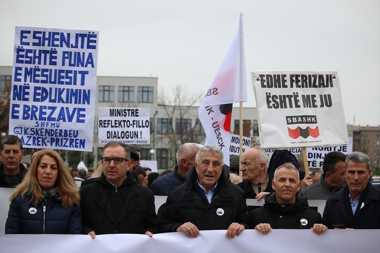 Kosova'da yüzlerce öğretmen, toplu sözleşmenin imzalanmamasını protesto etmek ve gelecek yıl...