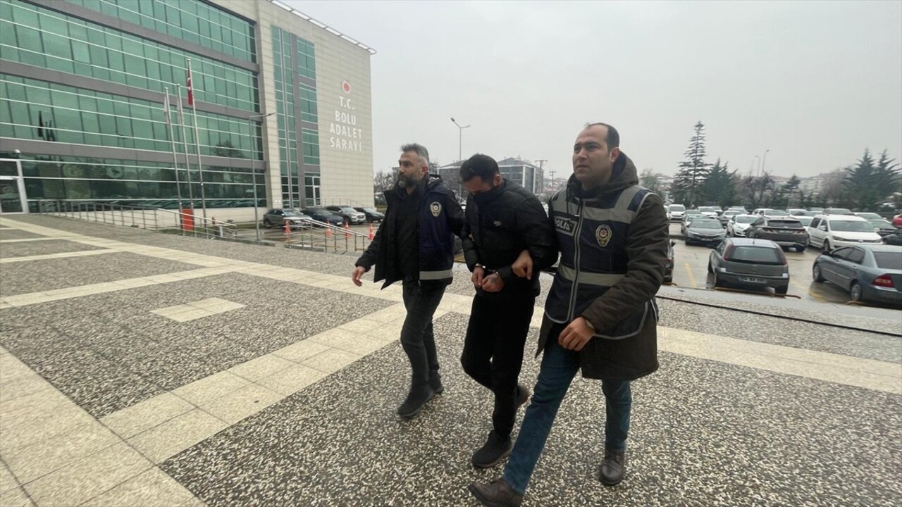 Bolu'da kendilerini polis olarak tanıtıp dolandırıcılık yaptıkları gerekçesiyle gözaltına alınan 3...